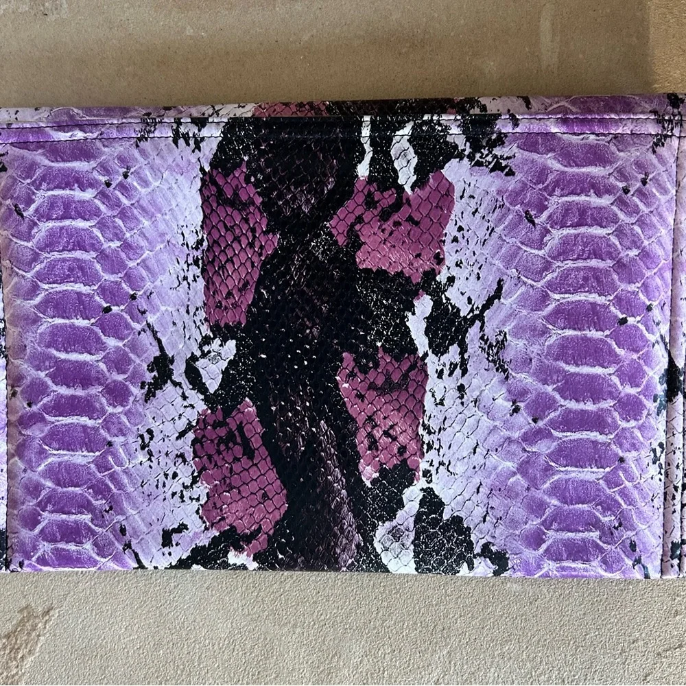 BCBGeneration Raspberry Purple Snakeskin Envelope‎ Clutch Bag BFZ1410N-600 NEW